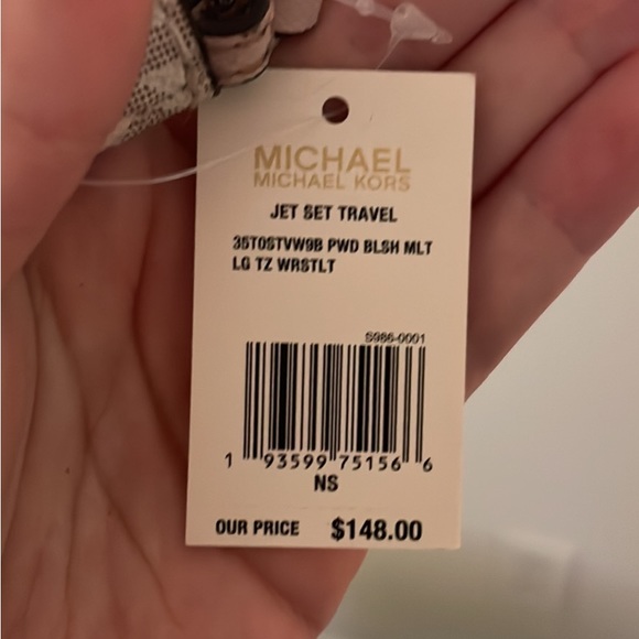 Selling a Michael Kors Handbag clutch. Never used. Brand new still with the tag - Picture 2 of 4